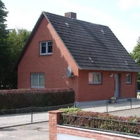 Dom wakacyjny In Mit Grossem Garten